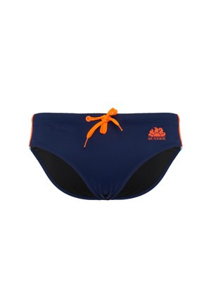 Costumi da bagno da uomo in blu navy con accenti arancioni e chiusura a laccio. Presentano un logo distintivo e un rivestimento interno nero a contrasto. Texture liscia.