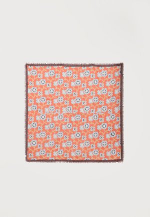 Foulard carré orange avec bords frangés marron et motif floral bleu clair répété uniformément sur le tissu.