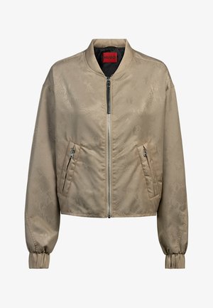 Beżowa kurtka bomberka z delikatnym wzorem węża, zapinana na zamek błyskawiczny, z bocznymi kieszeniami i elastycznymi mankietami. Materiał wydaje się gładki z lekkim połyskiem.