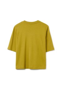 T-shirt a maniche corte di colore giallo senape, realizzato in cotone morbido, presenta un collo rotondo e una vestibilità rilassata senza logo o fantasie visibili.