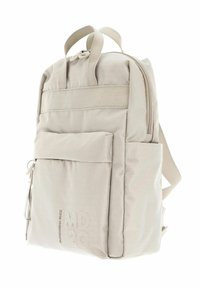 Sac à dos beige en tissu texturé, avec une poche avant, des bretelles réglables et un logo embossé sur le devant.