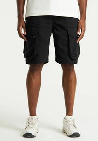 Pantaloni cargo neri con taglio a ginocchio, dotati di due tasche laterali e una tasca con zip. Realizzati in un materiale liscio e leggero.