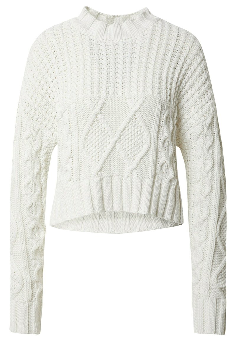 Weißer kurzer Pullover mit geripptem Ausschnitt und Ärmelbündchen. Verfügt über unterschiedliche Zopfstrickmuster an Ärmeln und Körper für Struktur und Details.