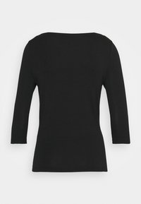 Svart långärmad t-shirt med en figurnära passform, bred rund halsringning och mjukt, slätt bomullsmaterial. Inga synliga mönster eller utsmyckningar.