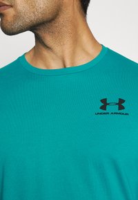 Under Armour LEFT CHEST - Camisola de manga comprida - green/black