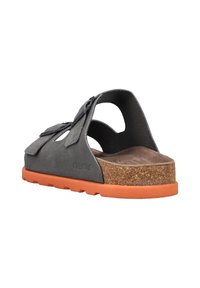 Sandal in pelle grigia con design aperto, soletta in sughero e suola in gomma arancione con finitura testurizzata. Sono visibili dettagli in fibbia.