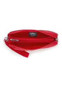 Cartera de mano con cremallera roja y exterior de nylon texturizado. Cuenta con un divisor interior y una correa para la muñeca para un fácil transporte.