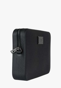Custodia rettangolare nera con superficie testurizzata, dotata di una cerniera liscia e di una piccola targhetta metallica con il logo sulla parte anteriore.