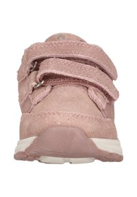 Rosa Wildlederschuh mit zwei Klettverschlussriemen, runder Zehenpartie, weißer Sohle und strukturierten Akzenten im oberen Bereich.