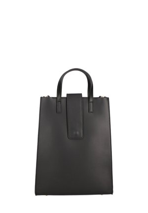 Sac fourre-tout en cuir noir au design structuré. Équipé de deux courtes poignées et d'une fermeture à rabat à l'avant. Texture lisse avec un matériel minimal.