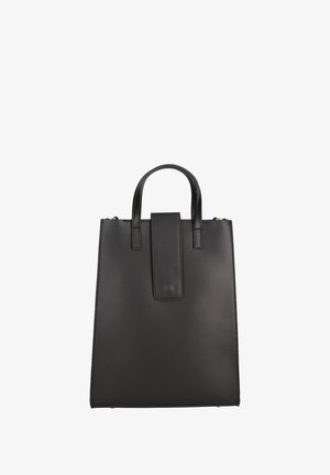 Zwarte leren tote bag met een gestructureerd ontwerp. Voorzien van twee korte handvatten en een voorklep-sluiting. Glad textuur met minimale hardware.