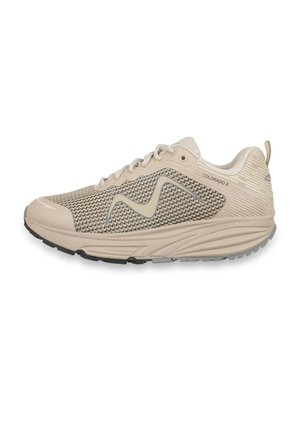 Beige-grauer Schnürlaufschuh mit gemusterten Mesh-Seiten, dicker gepolsterter Sohle und "Colorado X"-Etikett in der Nähe der Ferse.