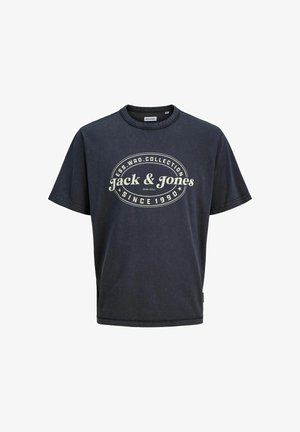 Crna pamučna majica ima okrugli izrez, kratke rukave i središnji grafički ispis sa tekstom "Jack & Jones" i "Od 1990."