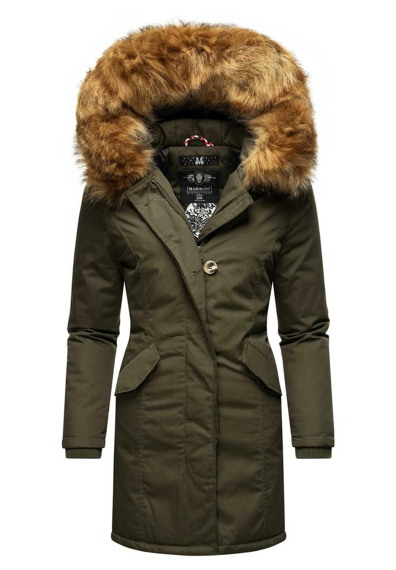 Olivgrön parka med huva av konstig päls, knäppning med knappar och två sidofickor. Har ribbade ärmslut och ett mönstrat innerfoder.