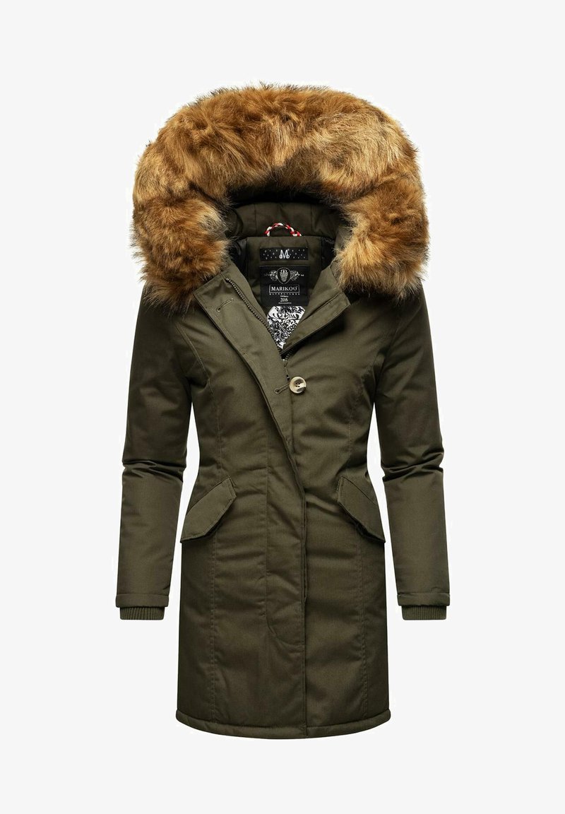 Olivgrön parka med huva av konstig päls, knäppning med knappar och två sidofickor. Har ribbade ärmslut och ett mönstrat innerfoder.