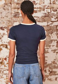 Next SLIM FIT SHORT SLEEVE  - Marškinėliai su spaudiniu - navy blue