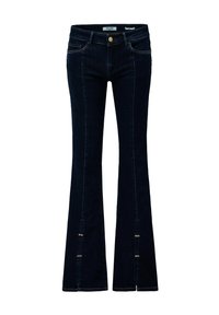 Vaqueros acampanados de color azul oscuro con bolsillos delanteros y traseros, cierre de botón y costuras decorativas cerca del dobladillo inferior.