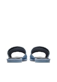 Niebieskie sandały na wsunięcie z plecionym paskiem, gładką podeszwą i lekko podwyższonym obcasem. Miękka tekstura z amortyzowaną wkładką.
