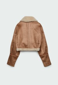 Vue arrière d'une veste courte en peau retournée couleur fauve avec un large col et des manches allongées sur fond uni.