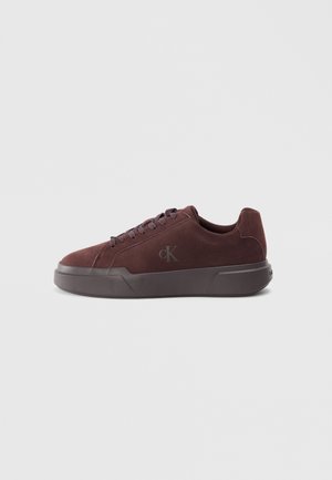 Sneaker in suede bordeaux con suola in gomma, dotata di lacci rotondi e un logo goffrato discreto sul lato per il branding.