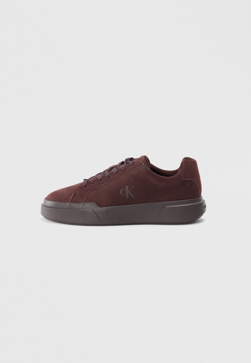 Zapatillas de ante burdeos con suela de goma, que cuentan con cordones redondos y un sutil logo grabado en el lateral para la marca.