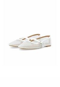 Ballet flats bianchi in rete con punta affusolata, cinghie incrociate e un piccolo dettaglio con fibbia. Parte superiore in rete testurizzata e suola piatta.