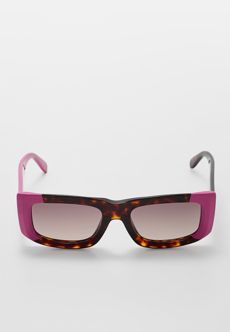 Sonnenbrille mit einem dicken, eckigen Gestell in Schildpattmuster und kräftigen pinken Akzenten, mit Verlaufslinsen und schlanken, geraden Bügeln.