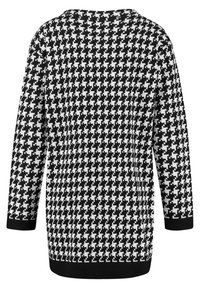 Schwarz-weißer Pullover mit einem Hahnentrittmuster, langen Ärmeln und rundem Ausschnitt. Solide schwarze Bündchen und Saum betonen das Design.