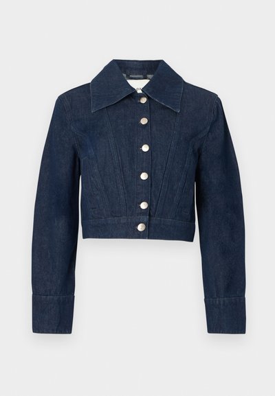 Σκούρα μπλε κοντή τζιν ζακέτα με φαρδύ γιακά, μακριά μανίκια, κούμπωμα μπροστά με έξι ασημένια κουμπιά και ραφές διακοσμητικές.