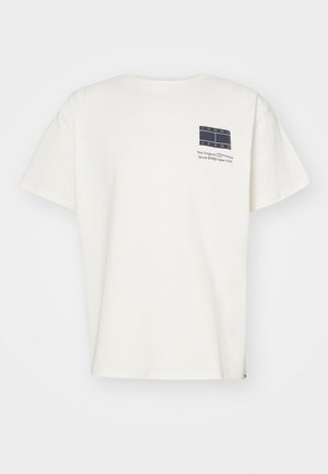 Biała koszulka z krótkim rękawem z małym granatowym logo Tommy Jeans oraz napisem na lewej piersi: "The Original Mark Since 1985 New York."