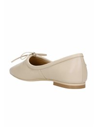 Světlé béžové kožené baleríny s kulatou špičkou, štíhlým siluetem a malou mašličkou vpředu. Plochá gumová podrážka pro pohodlí.