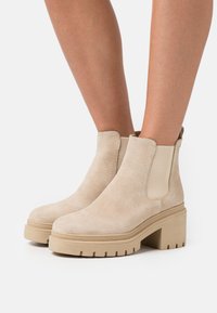 Tamaris Aulinukai su platforma - cream