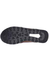 Svart gummiyttersula med triangulära mönster för grepp, med en ovandel i brunt läder med en strukturerad yta och en vit detalj.