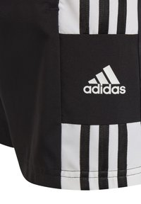 Pantalones cortos negros con franjas blancas en los costados, con un pequeño logo blanco de Adidas. Fabricados con una tela suave y ligera.