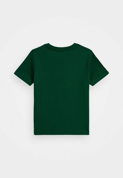 Grön bomullströja med korta ärmar, rund hals och en jämn textur. Enkel design utan mönster eller synlig hårdvara.