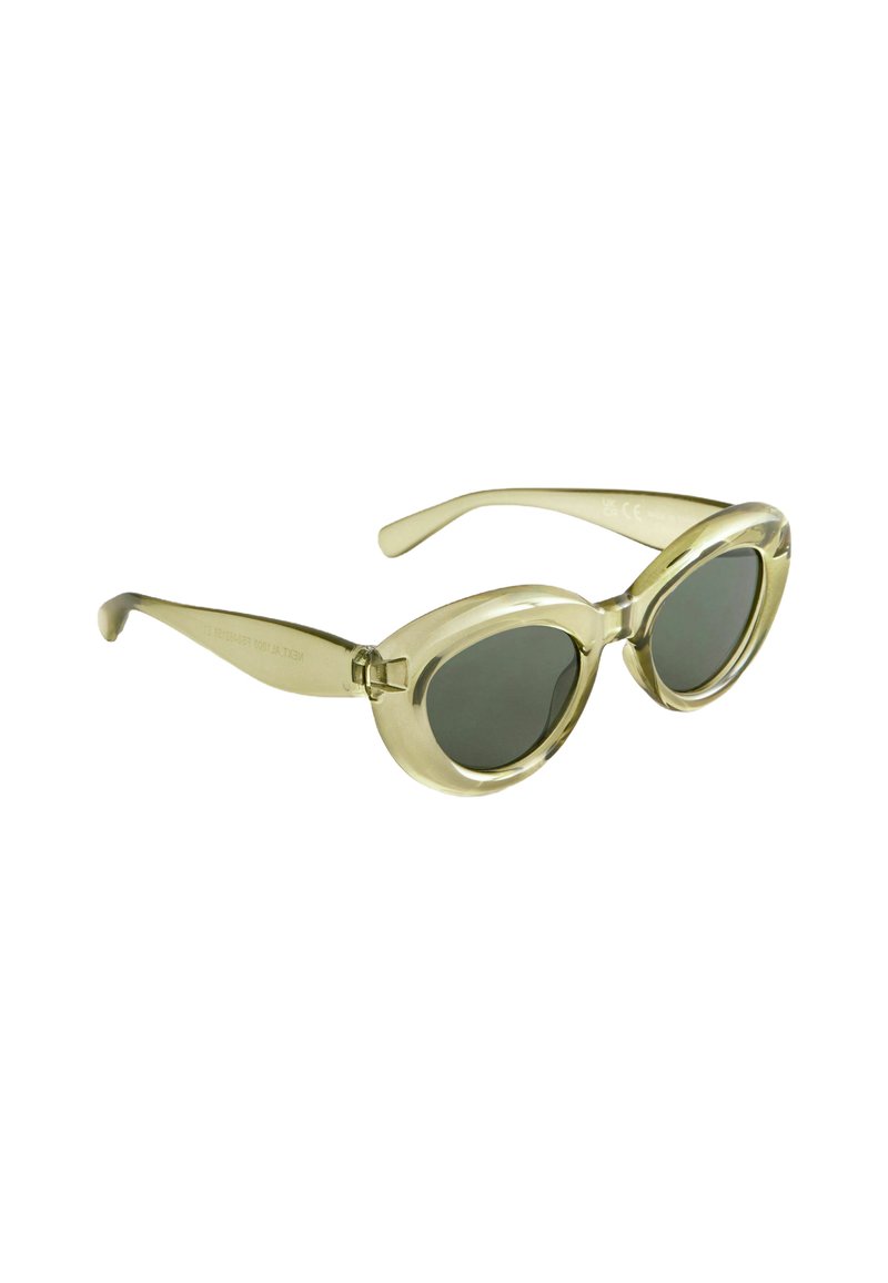 Gafas de sol translucidas de color verde claro con lentes redondeados, forma ligeramente de ojo de gato y varillas finas. Lentes ahumadas grises y detalle visible en la bisagra.