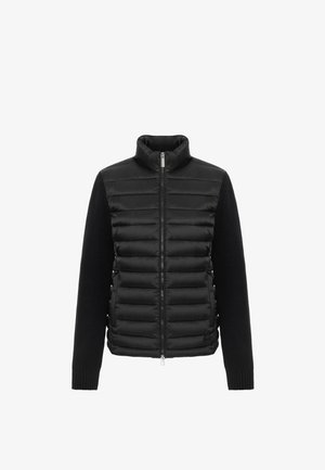 Chaqueta negra con un frente acolchado y mangas de punto acanalado, cierre de cremallera y cuello alto para mayor calidez y comodidad.