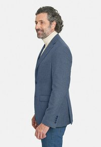 Blazer a cuadros azules hecho de tela texturada, con un diseño de un solo botón, solapas de muesca y cuatro botones en cada puño.