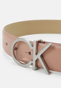 Calvin Klein LOCK LOGO BELT - Cinturón - ash rose