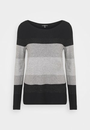 Pull en maille à manches longues avec des blocs de couleurs horizontaux noirs, gris foncé et gris clair, doté d'un large col rond.