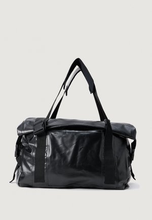 Bolsa de deporte negra hecha de un material liso y duradero, que cuenta con una correa ajustable, hebillas laterales y un bolsillo con cremallera en la parte superior.