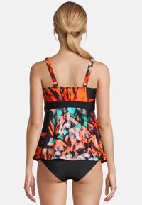Tankini noir et multicolore avec des motifs abstraits vibrants orange, sarcelle et rose. Il possède des bretelles ajustables et un design évasé.