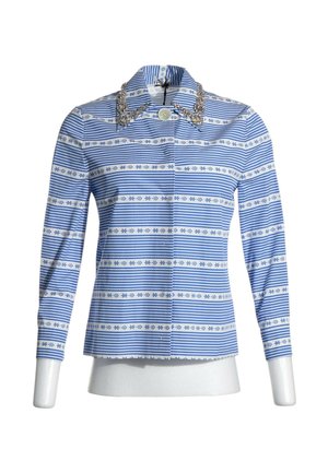 Chemise à manches longues rayée bleu et blanc avec motifs floraux, un col orné de bijoux et un seul bouton visible sur un buste de mannequin blanc.