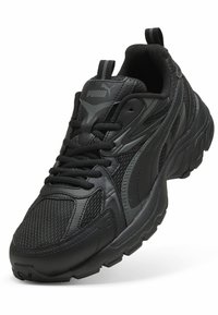 Schwarzer Sportschuh mit einer strukturierten Mesh-Oberfläche, synthetischen Overlays, robusten Gummisohle und einem gepolsterten Kragen für zusätzlichen Komfort. Mit Logodetails.