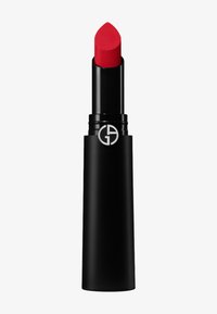 Labial rojo en un tubo negro con acabado mate. El bullet tiene una forma de lágrima única con un logotipo plateado en el costado.