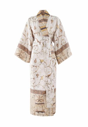 Langer cremefarbener Bademantel mit weiten Ärmeln, goldbraunen, verzierenden Mustern und einem passenden Stoffgürtel, der in der Taille gebunden ist.