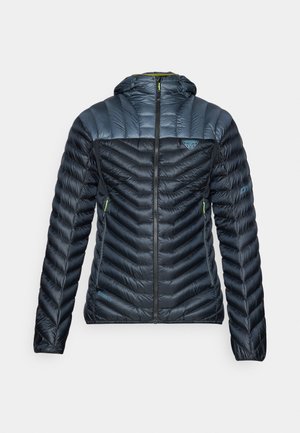 Tumedat sinise värvi isolatsiooniga jakk kapuutsiga, millel on chevron muster, sile tekstuur, eesne tõmblukk ja logo rinnal.