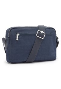 Granatowa torba crossbody z materiału, z zamkiem błyskawicznym w głównym schowku, przednią kieszenią i regulowanym paskiem. Gładka faktura i prostokątny kształt.