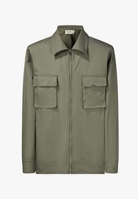 Veste vert olive avec fermeture éclair à l'avant, col pointu et deux poches poitrine. Fabriquée en matériau lisse et léger.