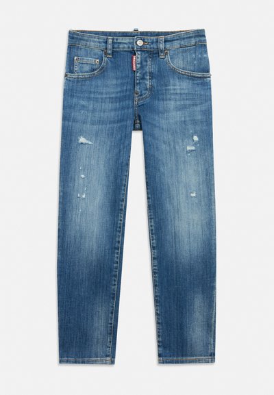 Jean en denim bleu délavé avec légère usure sur les cuisses, design classique à cinq poches et fermeture bouton-zip.